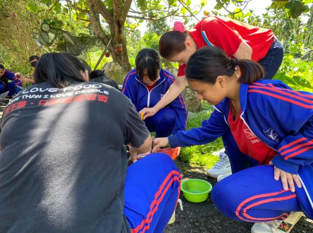 https://www.smjh.hlc.edu.tw/uploads/tadgallery/2021_04_14/1056_20200602九年級染布_200609_0031.jpg 