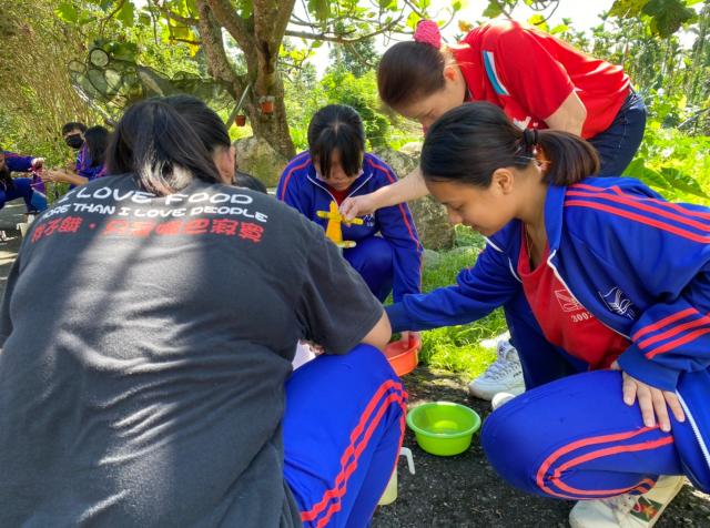 https://www.smjh.hlc.edu.tw/uploads/tadgallery/2021_04_14/1057_20200602九年級染布_200609_0032.jpg 