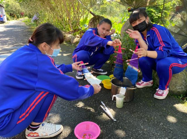 https://www.smjh.hlc.edu.tw/uploads/tadgallery/2021_04_14/1060_20200602九年級染布_200609_0035.jpg 