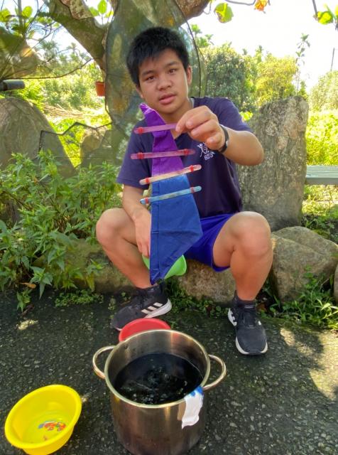 https://www.smjh.hlc.edu.tw/uploads/tadgallery/2021_04_14/1068_20200602九年級染布_200609_0043.jpg 