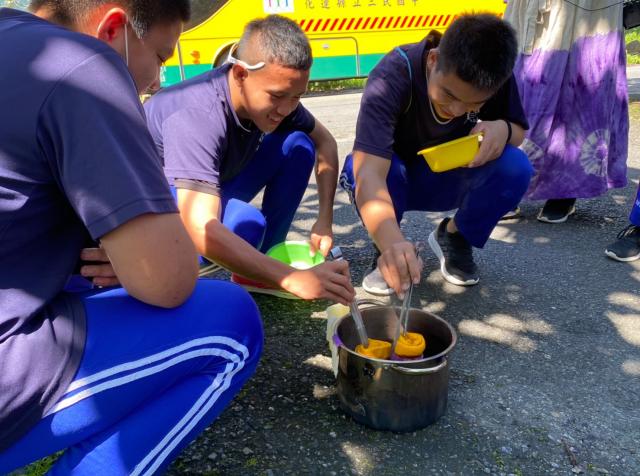https://www.smjh.hlc.edu.tw/uploads/tadgallery/2021_04_14/1072_20200602九年級染布_200609_0047.jpg 