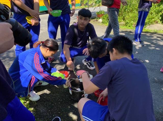 https://www.smjh.hlc.edu.tw/uploads/tadgallery/2021_04_14/1078_20200602九年級染布_200609_0053.jpg 