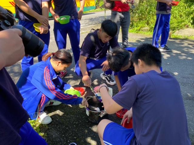 https://www.smjh.hlc.edu.tw/uploads/tadgallery/2021_04_14/1079_20200602九年級染布_200609_0054.jpg 