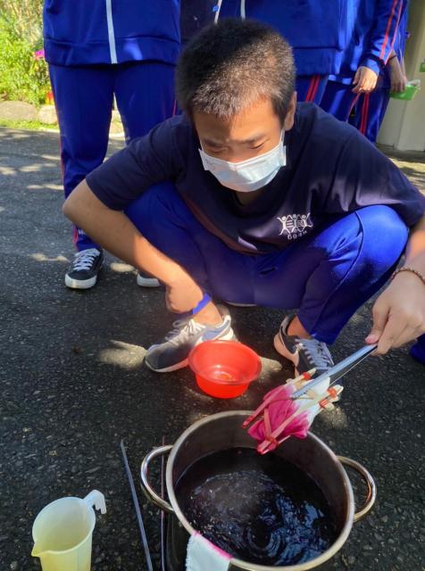https://www.smjh.hlc.edu.tw/uploads/tadgallery/2021_04_14/1081_20200602九年級染布_200609_0056.jpg 