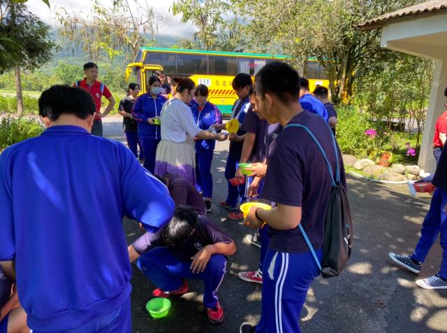 https://www.smjh.hlc.edu.tw/uploads/tadgallery/2021_04_14/1092_20200602九年級染布_200609_0067.jpg 