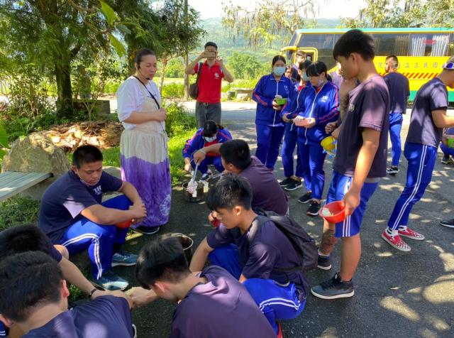 https://www.smjh.hlc.edu.tw/uploads/tadgallery/2021_04_14/1095_20200602九年級染布_200609_0070.jpg 