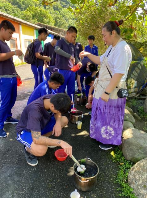 https://www.smjh.hlc.edu.tw/uploads/tadgallery/2021_04_14/1098_20200602九年級染布_200609_0073.jpg 