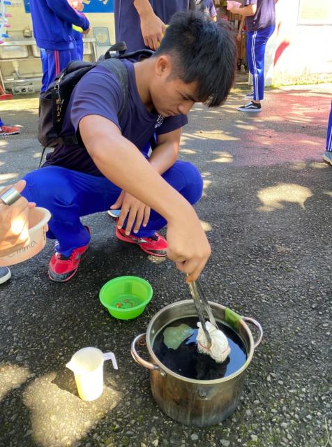 https://www.smjh.hlc.edu.tw/uploads/tadgallery/2021_04_14/1101_20200602九年級染布_200609_0076.jpg 