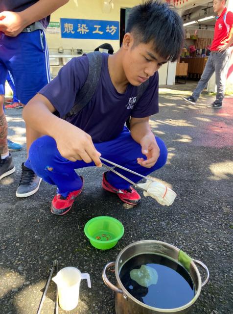 https://www.smjh.hlc.edu.tw/uploads/tadgallery/2021_04_14/1103_20200602九年級染布_200609_0078.jpg 