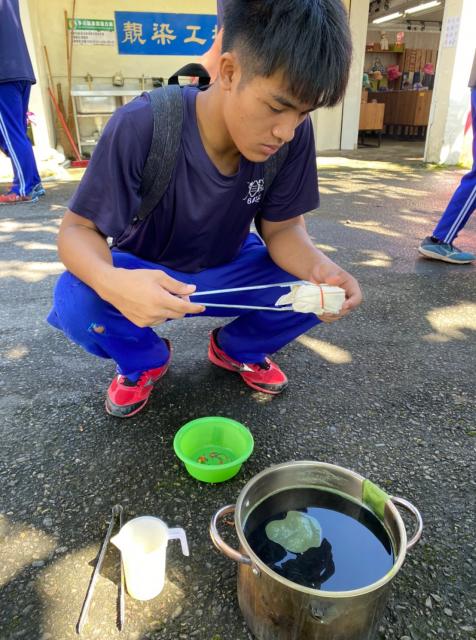 https://www.smjh.hlc.edu.tw/uploads/tadgallery/2021_04_14/1104_20200602九年級染布_200609_0079.jpg 