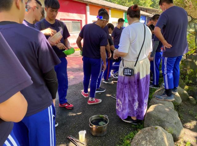 https://www.smjh.hlc.edu.tw/uploads/tadgallery/2021_04_14/1106_20200602九年級染布_200609_0081.jpg 