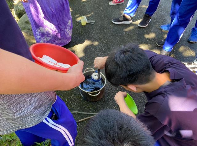 https://www.smjh.hlc.edu.tw/uploads/tadgallery/2021_04_14/1109_20200602九年級染布_200609_0084.jpg 