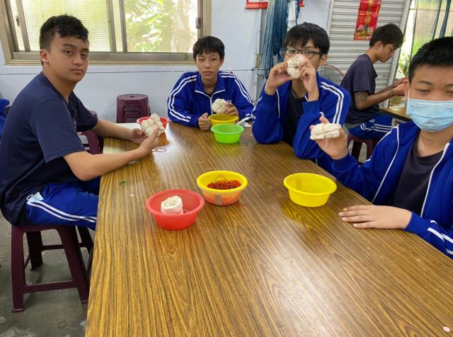 https://www.smjh.hlc.edu.tw/uploads/tadgallery/2021_04_14/1112_20200602九年級染布_200609_0087.jpg 