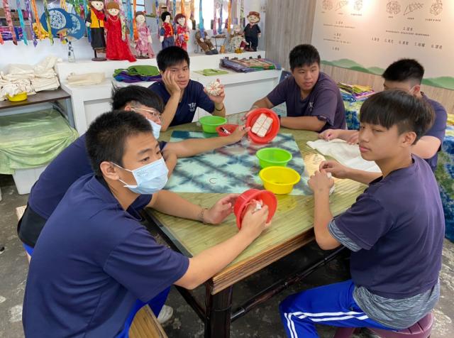 https://www.smjh.hlc.edu.tw/uploads/tadgallery/2021_04_14/1113_20200602九年級染布_200609_0088.jpg 
