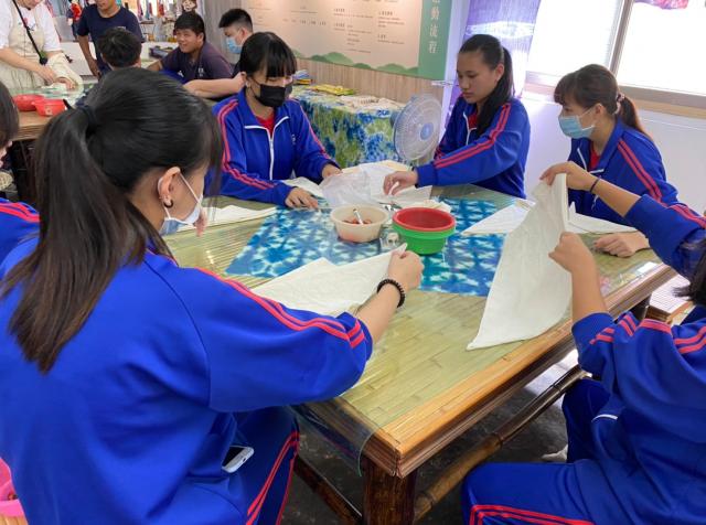 https://www.smjh.hlc.edu.tw/uploads/tadgallery/2021_04_14/1121_20200602九年級染布_200609_0096.jpg 