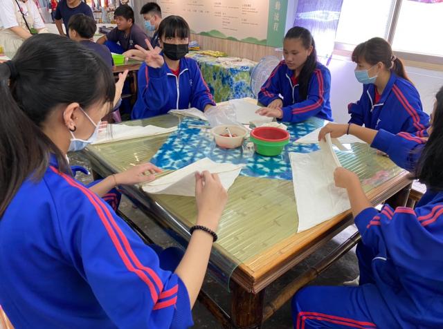https://www.smjh.hlc.edu.tw/uploads/tadgallery/2021_04_14/1122_20200602九年級染布_200609_0097.jpg 