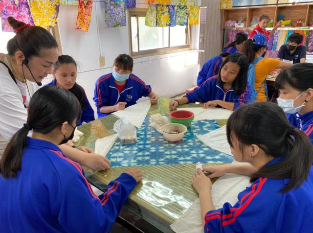 https://www.smjh.hlc.edu.tw/uploads/tadgallery/2021_04_14/1125_20200602九年級染布_200609_0100.jpg 