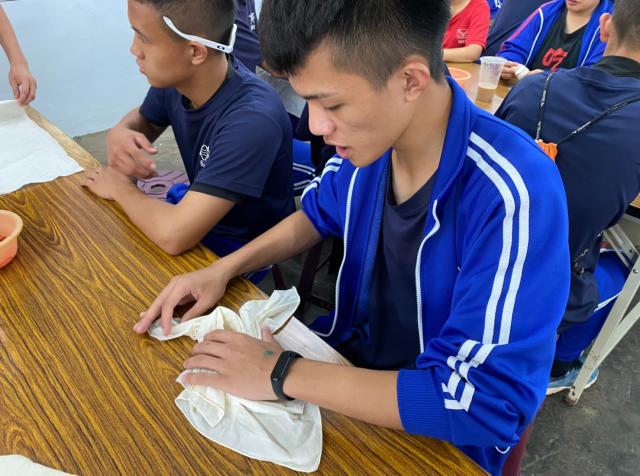 https://www.smjh.hlc.edu.tw/uploads/tadgallery/2021_04_14/1133_20200602九年級染布_200609_0108.jpg 