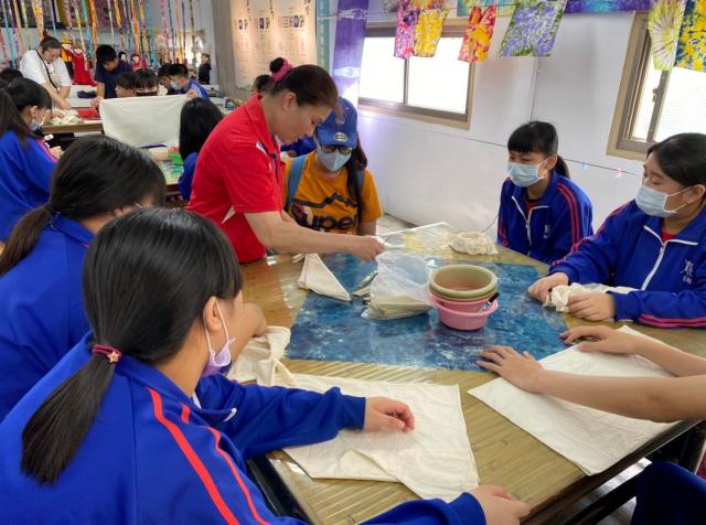 https://www.smjh.hlc.edu.tw/uploads/tadgallery/2021_04_14/1134_20200602九年級染布_200609_0109.jpg 