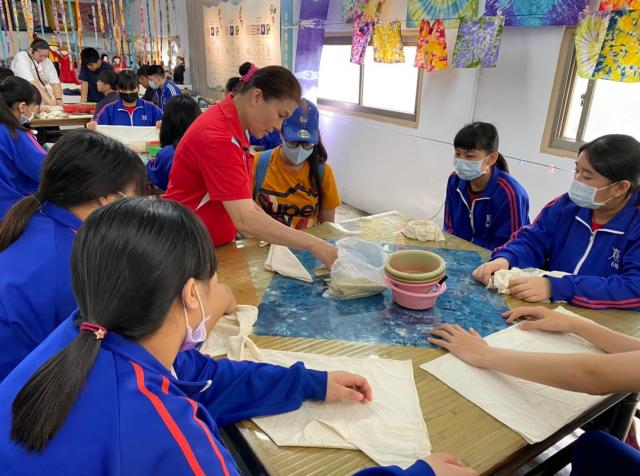 https://www.smjh.hlc.edu.tw/uploads/tadgallery/2021_04_14/1135_20200602九年級染布_200609_0110.jpg 
