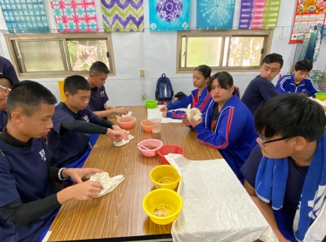 https://www.smjh.hlc.edu.tw/uploads/tadgallery/2021_04_14/1137_20200602九年級染布_200609_0112.jpg 