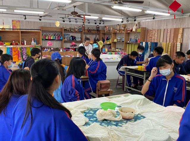 https://www.smjh.hlc.edu.tw/uploads/tadgallery/2021_04_14/1149_20200602九年級染布_200609_0124.jpg 
