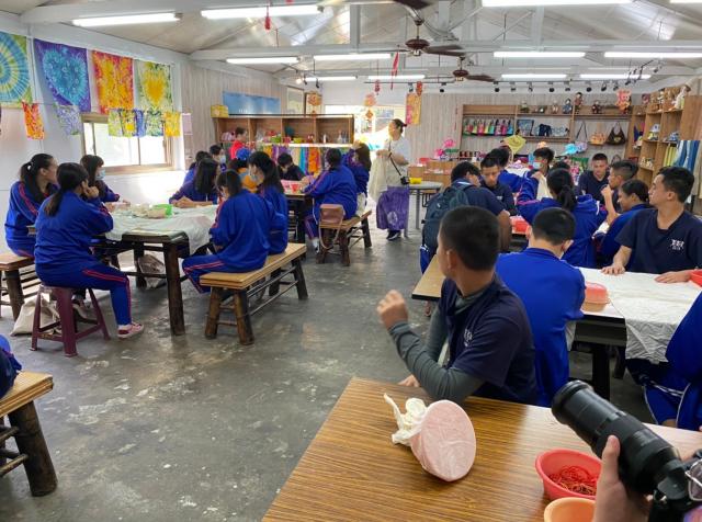 https://www.smjh.hlc.edu.tw/uploads/tadgallery/2021_04_14/1153_20200602九年級染布_200609_0128.jpg 