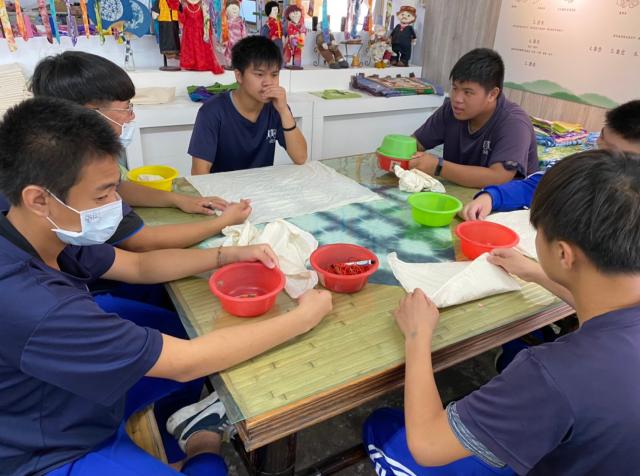 https://www.smjh.hlc.edu.tw/uploads/tadgallery/2021_04_14/1154_20200602九年級染布_200609_0129.jpg 