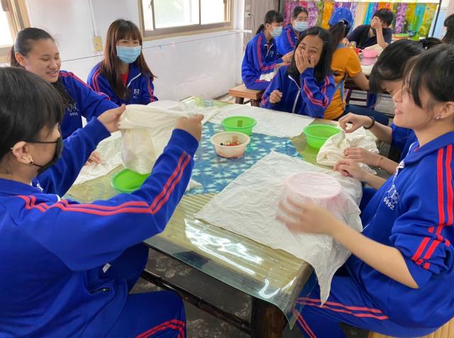 https://www.smjh.hlc.edu.tw/uploads/tadgallery/2021_04_14/1156_20200602九年級染布_200609_0131.jpg 