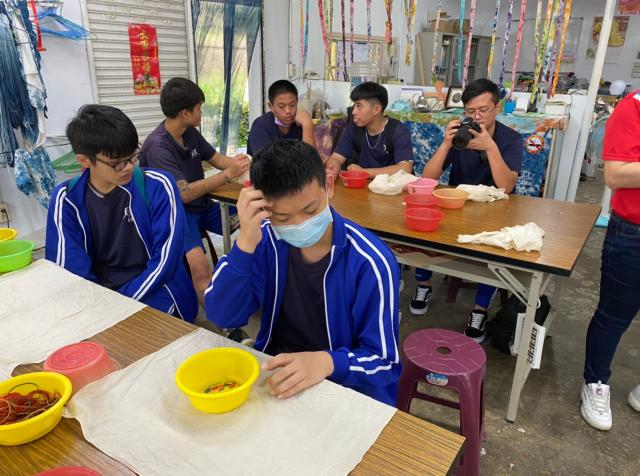https://www.smjh.hlc.edu.tw/uploads/tadgallery/2021_04_14/1158_20200602九年級染布_200609_0133.jpg 