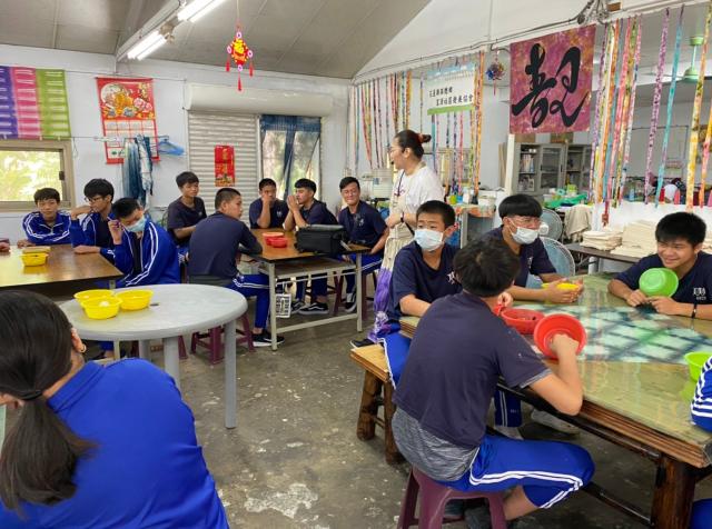 https://www.smjh.hlc.edu.tw/uploads/tadgallery/2021_04_14/1159_20200602九年級染布_200609_0134.jpg 