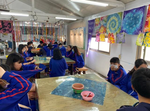 https://www.smjh.hlc.edu.tw/uploads/tadgallery/2021_04_14/1163_20200602九年級染布_200609_0138.jpg 
