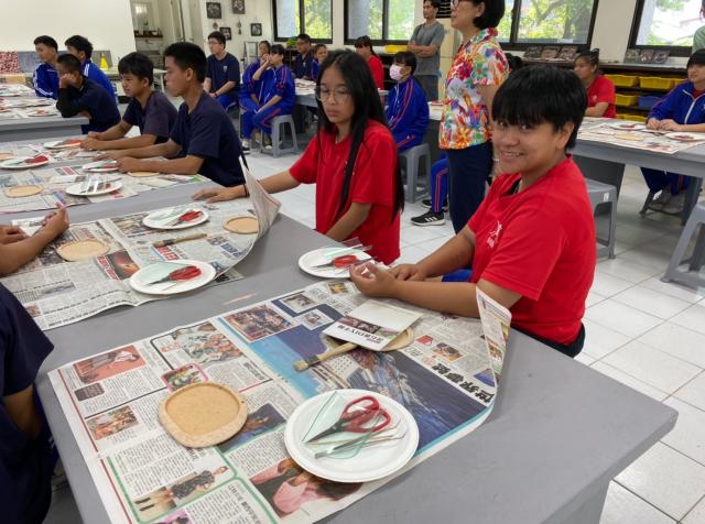 https://www.smjh.hlc.edu.tw/uploads/tadgallery/2021_04_14/1209_20200620璞石畫體驗_200712_9.jpg 