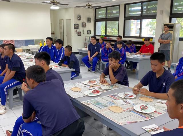 https://www.smjh.hlc.edu.tw/uploads/tadgallery/2021_04_14/1212_20200620璞石畫體驗_200712_12.jpg 