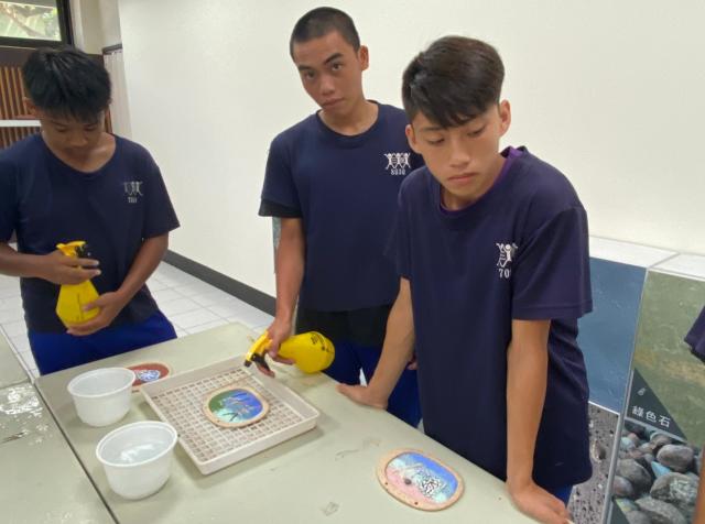 https://www.smjh.hlc.edu.tw/uploads/tadgallery/2021_04_14/1260_20200620璞石畫體驗_200712_60.jpg 