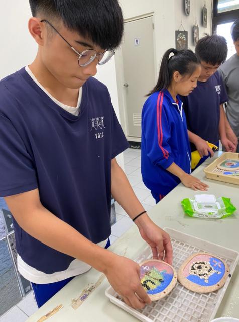 https://www.smjh.hlc.edu.tw/uploads/tadgallery/2021_04_14/1269_20200620璞石畫體驗_200712_69.jpg 