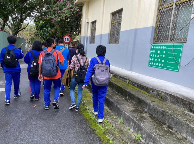 https://www.smjh.hlc.edu.tw/uploads/tadgallery/2021_04_14/1514_20201211八年級高中職參訪_210202_10.jpg 