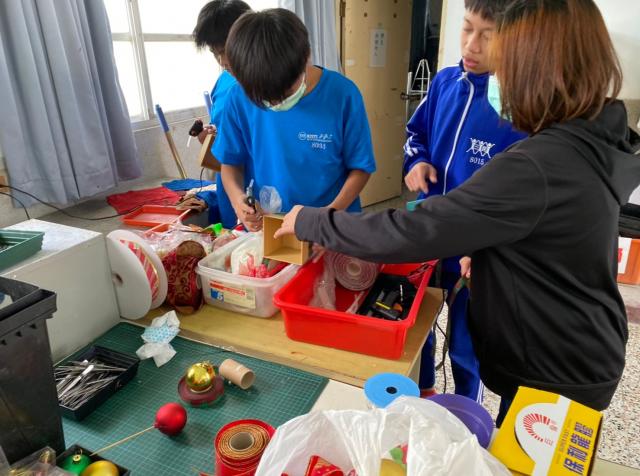 https://www.smjh.hlc.edu.tw/uploads/tadgallery/2021_04_14/1549_20201211八年級高中職參訪_210202_45.jpg 