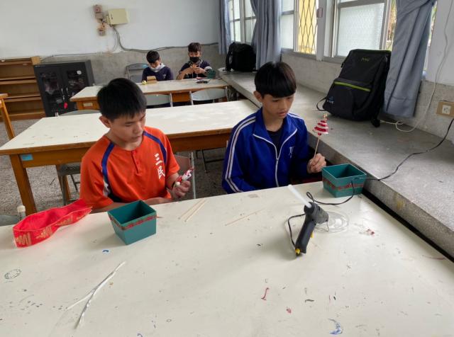 https://www.smjh.hlc.edu.tw/uploads/tadgallery/2021_04_14/1587_20201211八年級高中職參訪_210202_83.jpg 